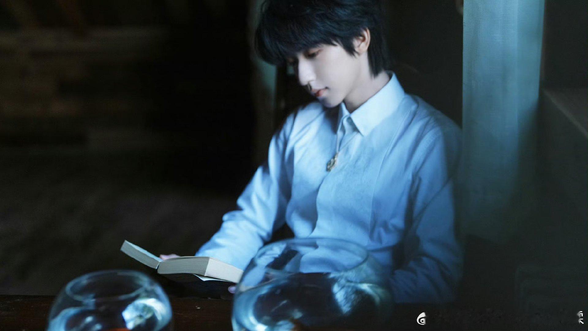 贺峻霖文艺男青年贺峻霖白衬衫少年感 哇哇哇 ，这套也太适合了吧！贺峻霖