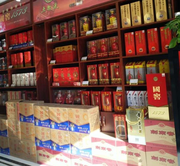 这条线索值得一查！
山东李某转卖副部级雇主大量高档酒水等物品，两年获利243万余