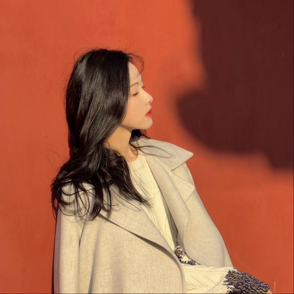 陈都灵 红墙白瓦，庭院栖阳。秋冬的风吹过，享受冬日暖阳下的惬意时刻。