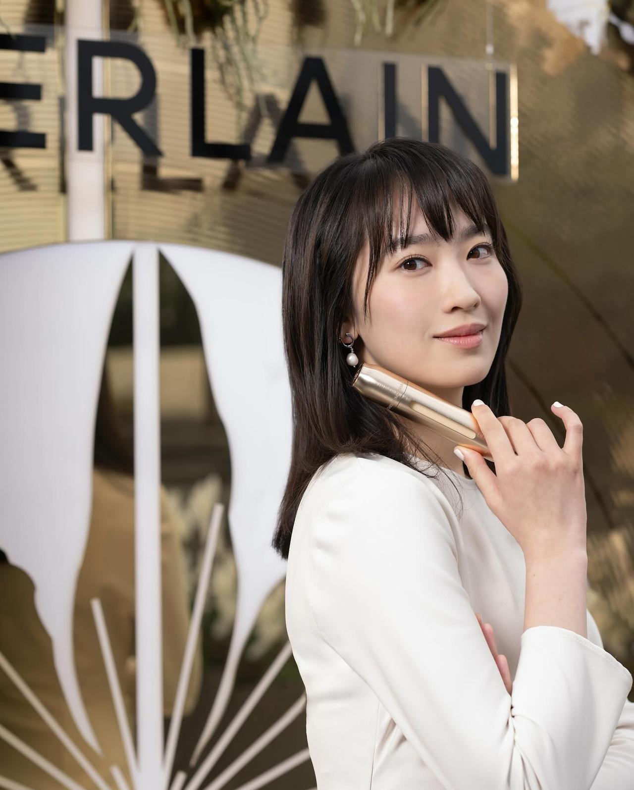 她是香港著名女星龚慈恩的女儿，今年都已经23岁，目前职业也是演员，她长得跟妈妈当