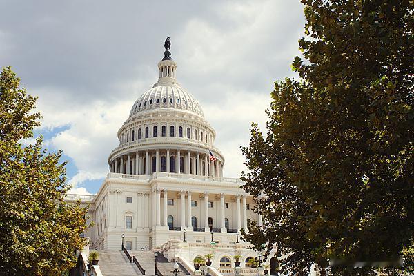 1.15万亿美元，美国众议院眼都不眨。周三这场表决，216票对212票，共和党抱