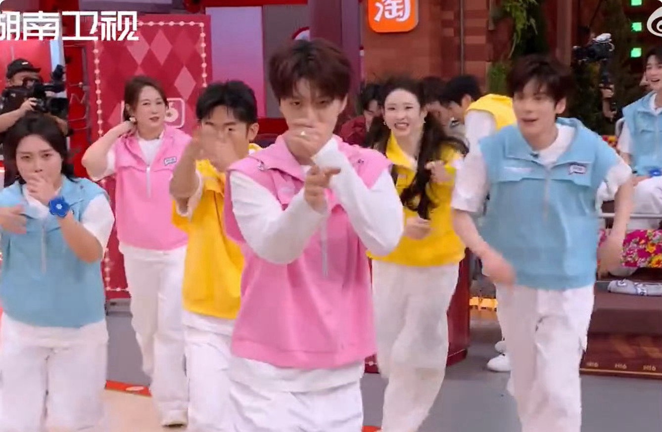 到底是什么给范丞丞熏成这样对面到底是啥啊，怎么给范丞丞熏成这样啊捂着鼻子往前走还