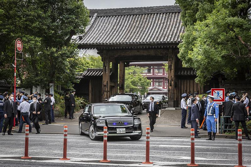 日本现在的军事、经济命脉基本都攥在美国手里，冲绳至今还驻着3万多美军，连首相的重