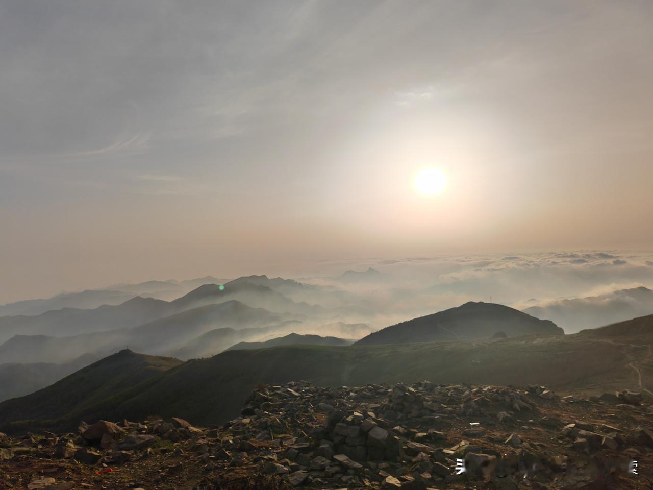 深夜徒步打卡北京最高峰东灵山，那体验简直绝了！从廊坊北三县大厂晚上十点出发，历经