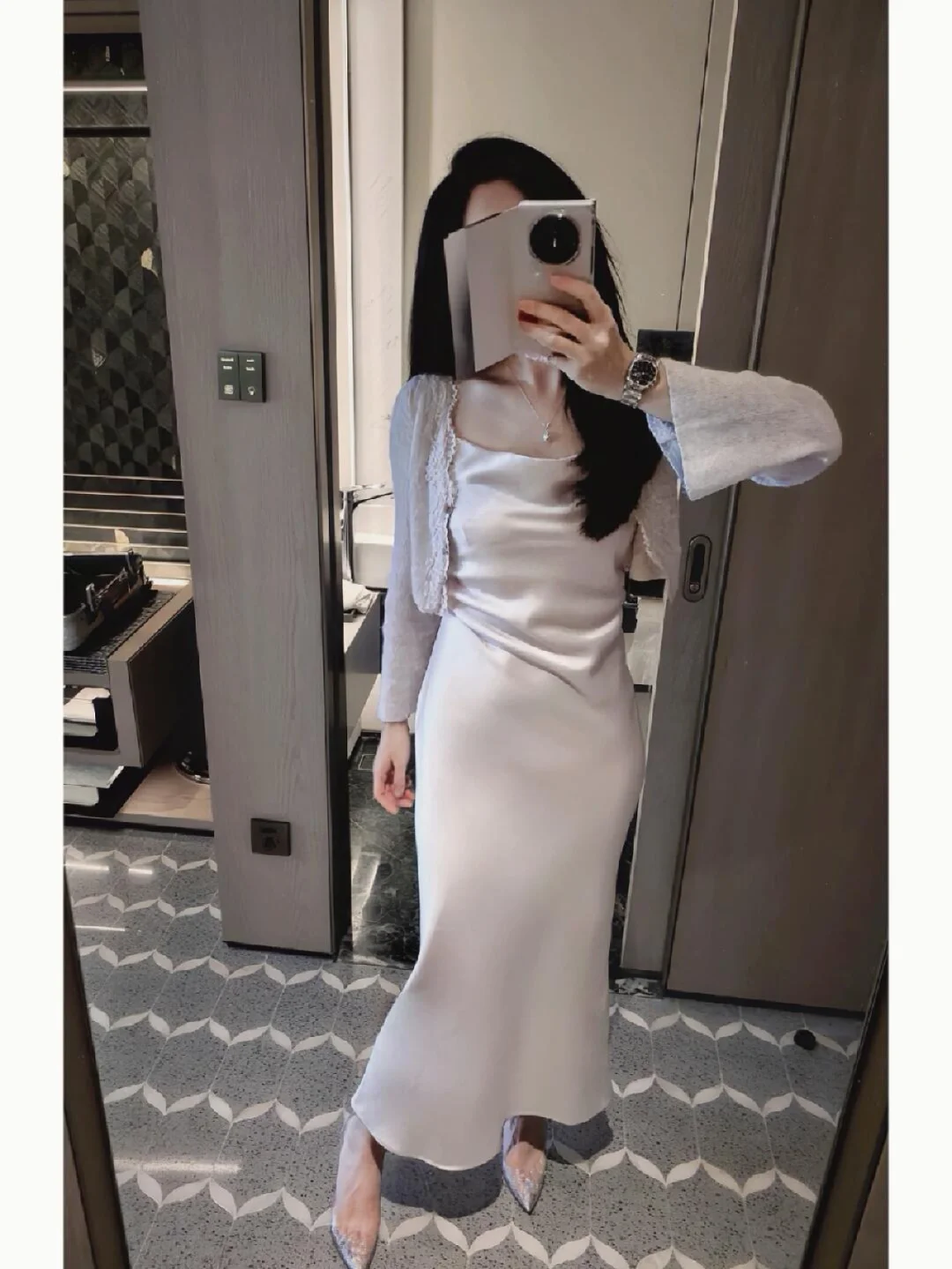 绝了 这丝绸长裙的氛围感