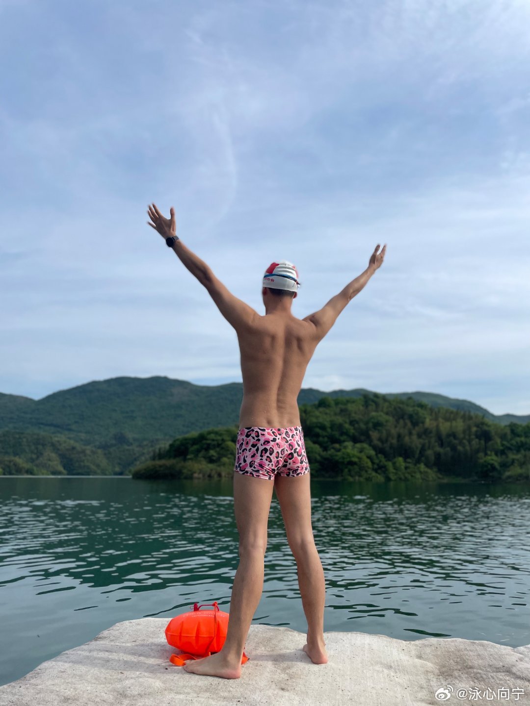 气温刚好、水温刚刚好山野清风拂面，水里自在徜徉身心都被放空的感觉，真的太惬意了 
