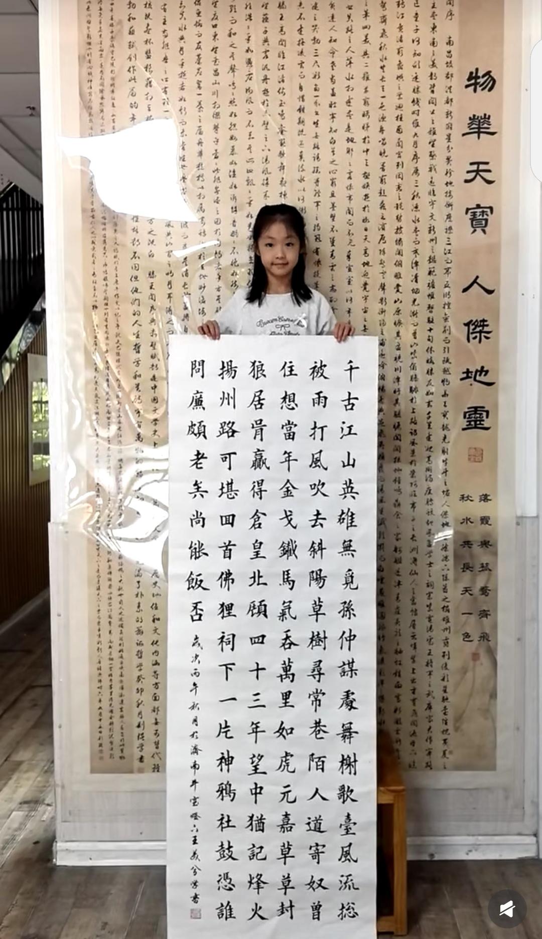 小小年纪就写得一手漂亮楷书，真的太惊艳了！这是小姑娘的业余爱好，平日里坚持练习书