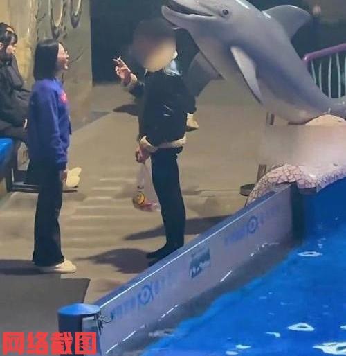 大连海洋馆内有男子在此吸烟不听劝。

可让男子没有想到的事，刚刚自己还觉得吸根烟