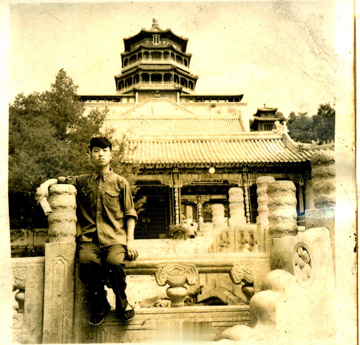 这是1964年7月31日我第一次到北京时，在颐和园佛香阁前拍的照片，花钱让那里的