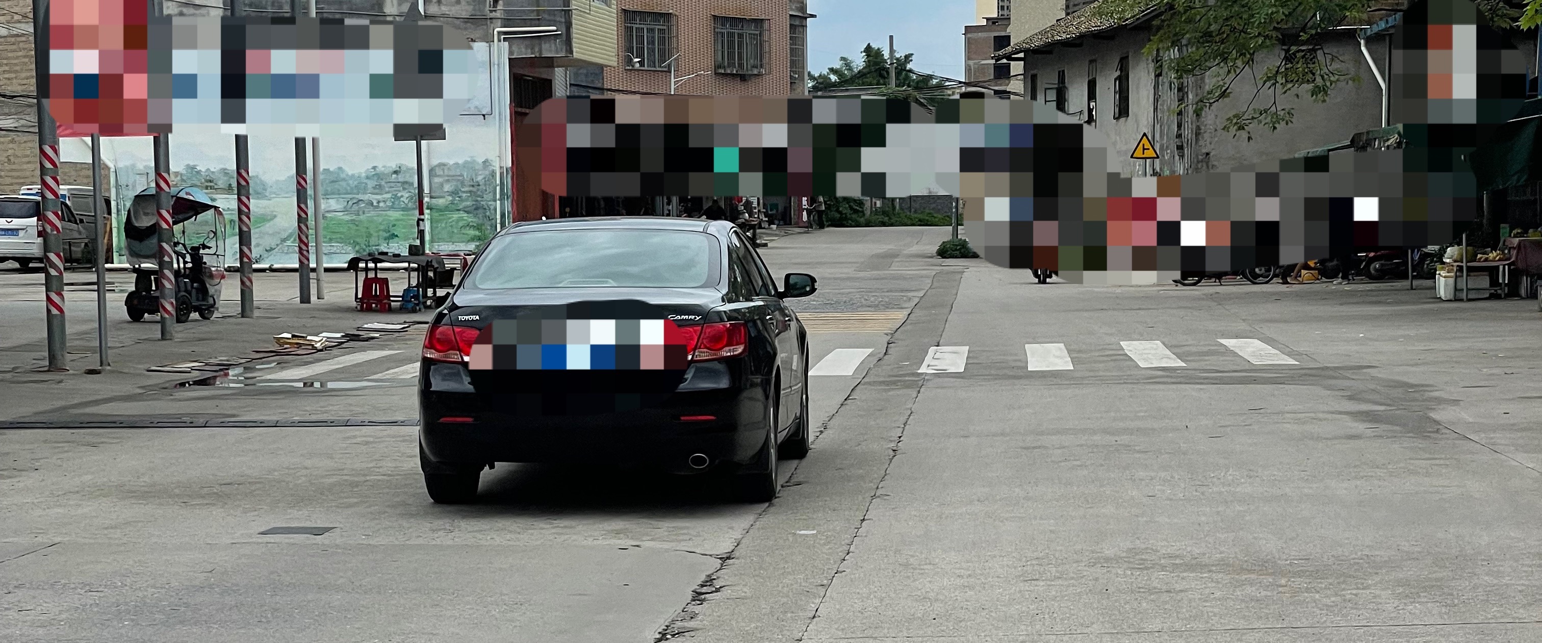 【玉林黑色小车对路上一两轮车多次按喇叭】7月20日，玉林市一辆桂A车牌的黑色小轿