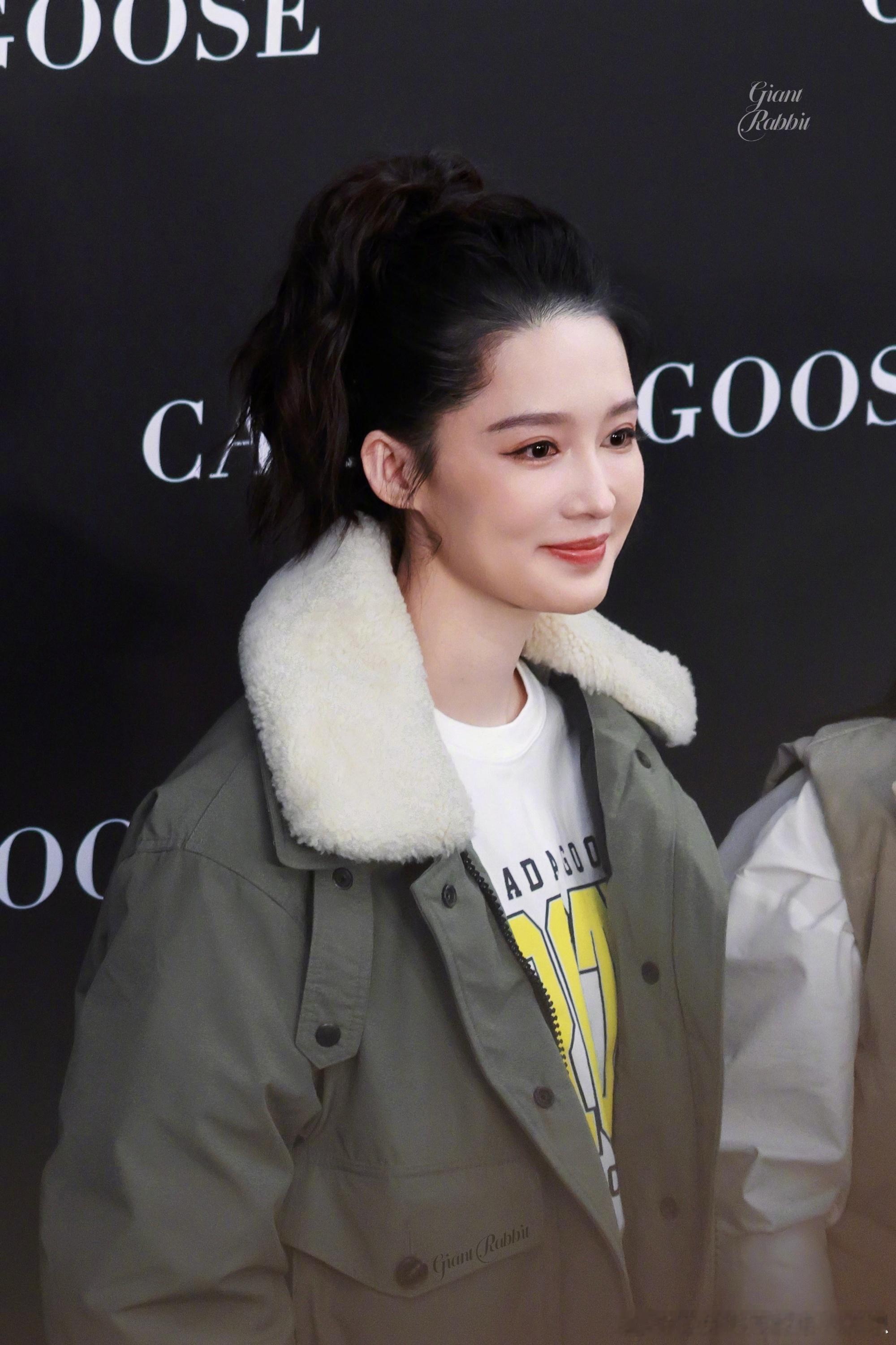 在南京偶遇李沁 深秋时节悄悄来临，一身休闲随性穿搭甜酷感拉满，人群中依旧美貌亮眼