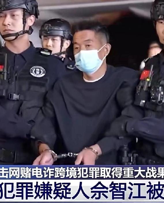 佘智江也害怕了，南京下飞机，走路腿都软了！有气无力，整个人几乎就是被拖着走的，与