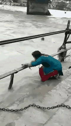关健时候女人也不含糊！[赞]