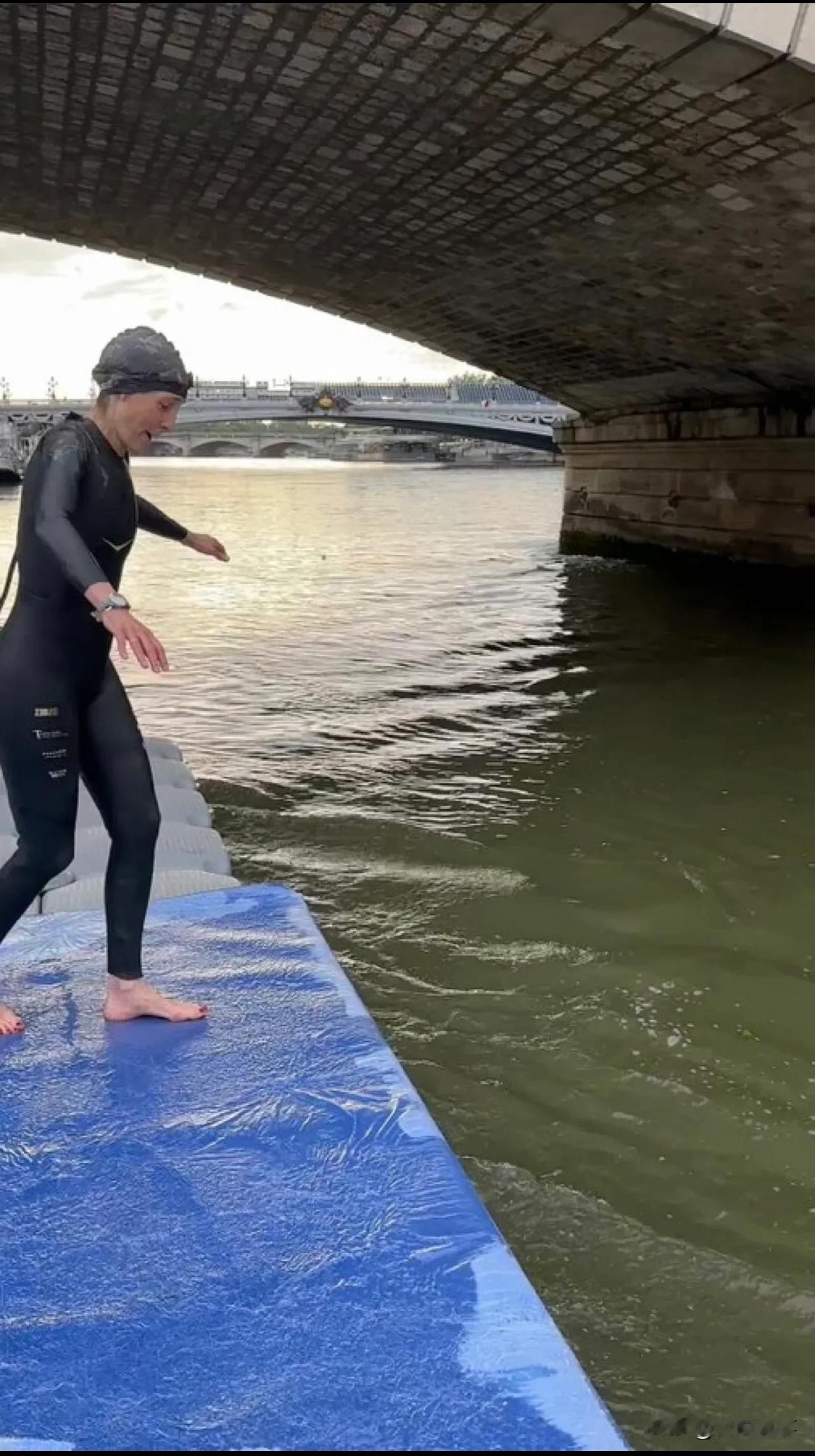 拼了，跳了
来自法国消息！
就在今天下午，现年46岁的法国体育部长卡斯特拉纵身一