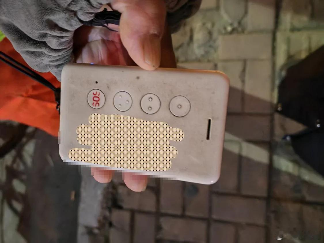 月薪2000的环卫工，被“电子镣铐”困住的尊严与生计
 
多地环卫工佩戴智能定位