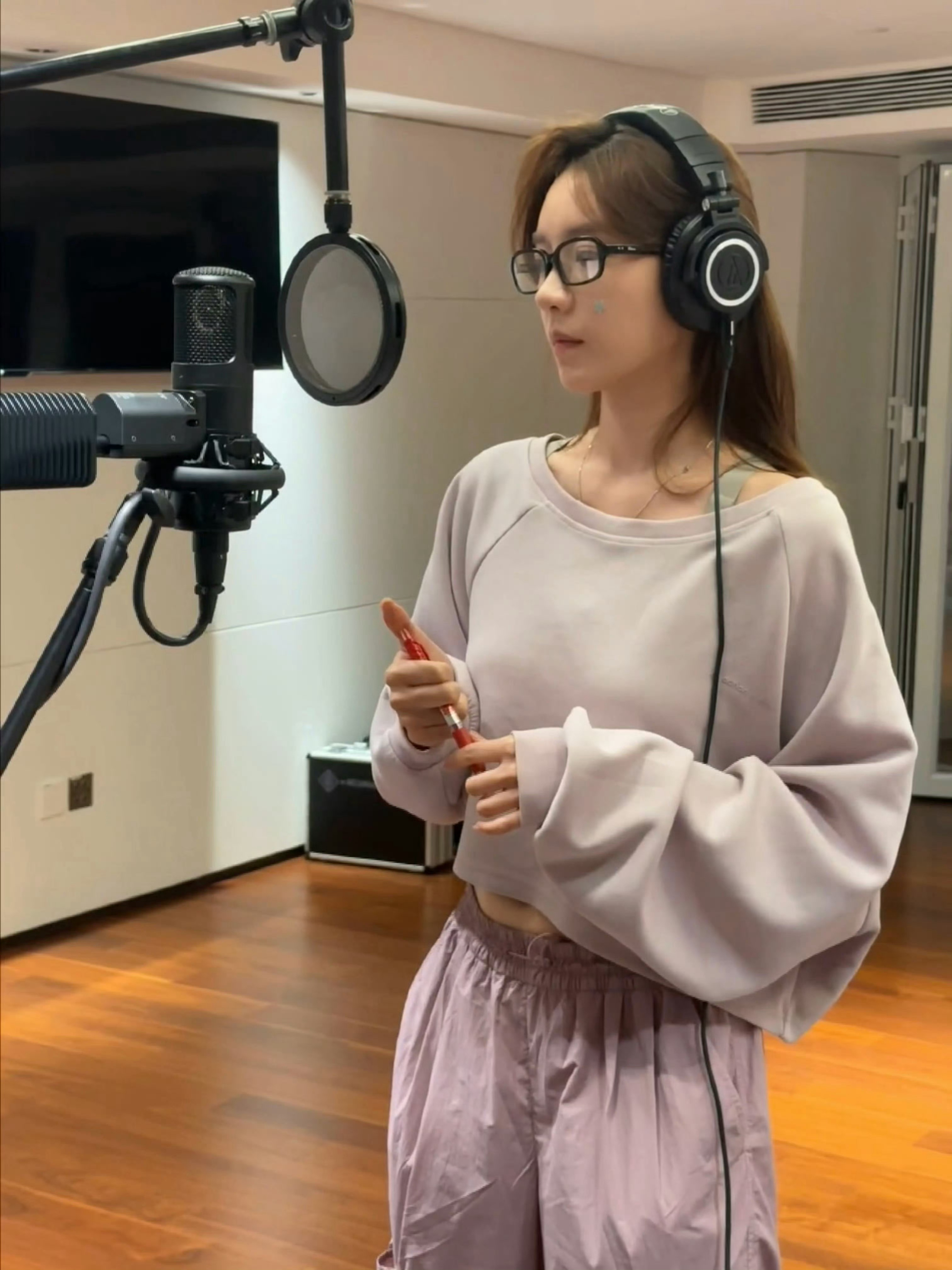 在录音室里装贴心欧巴 给人家分享月亮啦发消息晚安早点睡啦 结果转头在共友那里看见