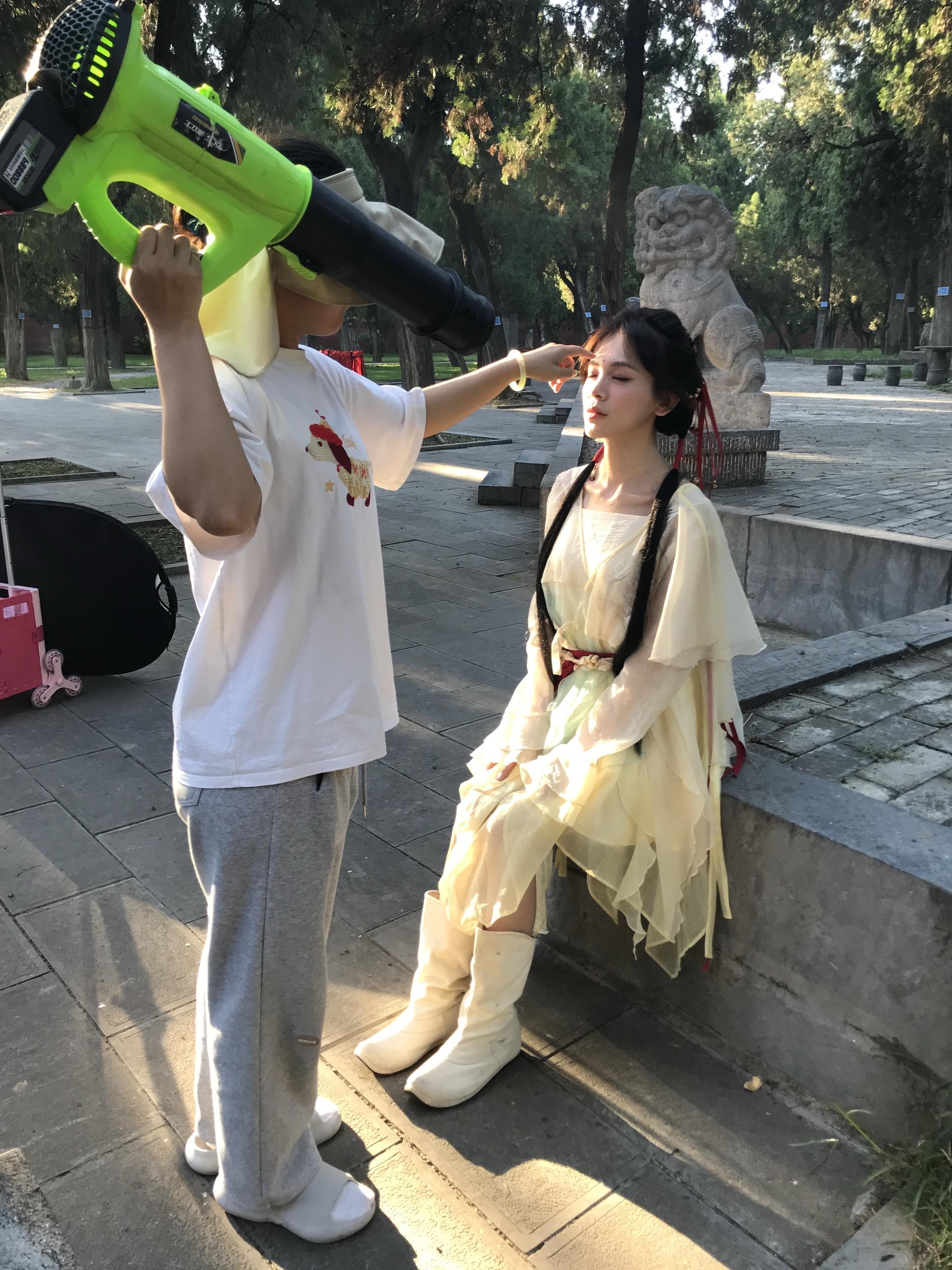 “小师妹她修苍生道。”