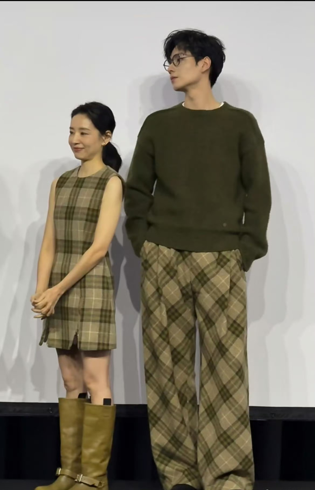 胡一天线下活动太帅了吧！董洁也状态好好呢～胡一天的裤子像董洁裙子剩下的料做的[允