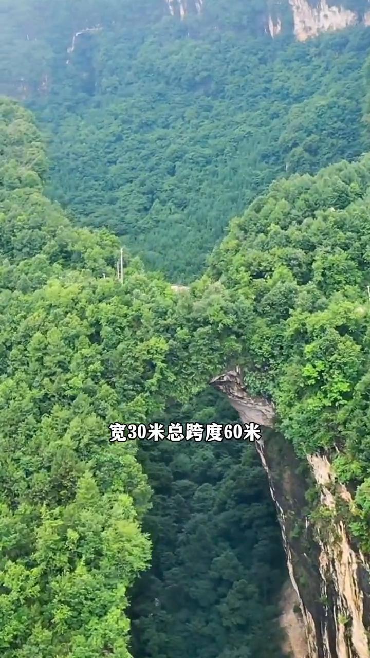 你敢相信吗？眼前这座气势恢宏的大桥竟然是靠大自然的鬼斧神工雕凿而成的。位于贵州六