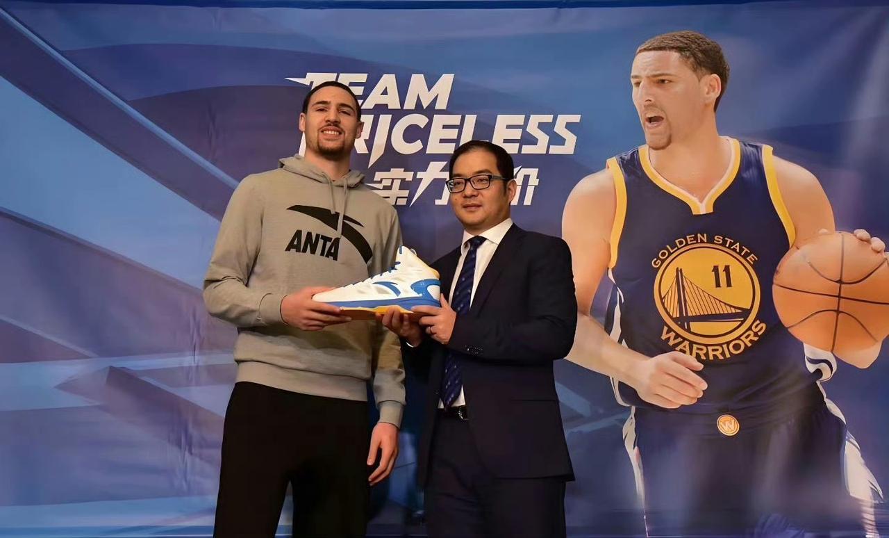 10年1个亿，12年售出签名鞋1000万双，克莱和该品牌签订了终身合同。
但钻石