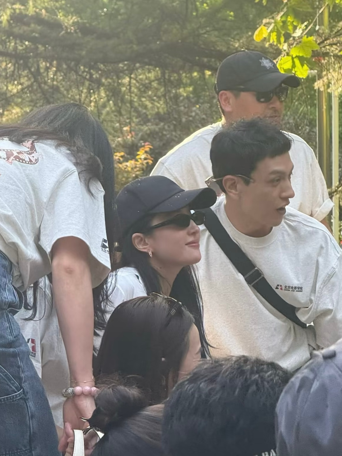 刘亦菲回母校北京电影学院了！第一张看到的素颜状态直接是亮到发光啊，不愧是女神 