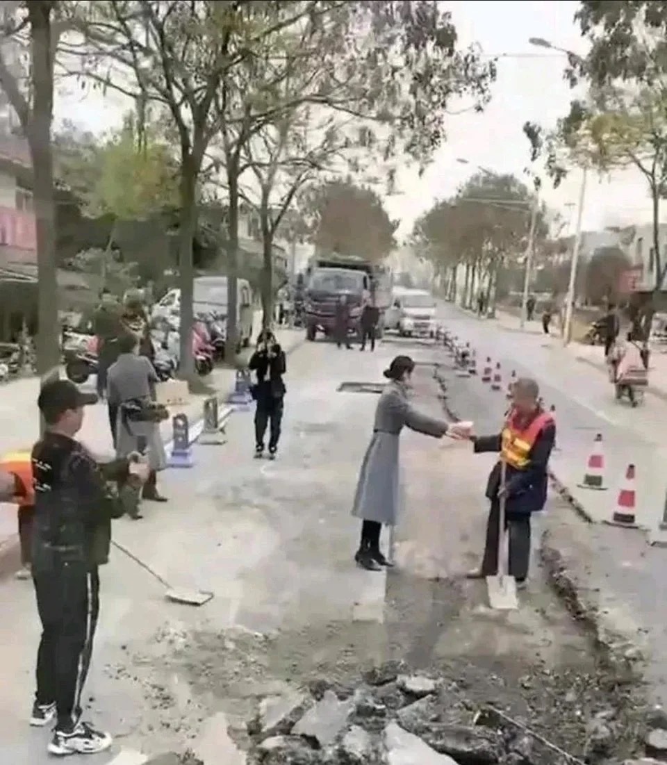 被第一张图感动，被第二张图恶心到了 