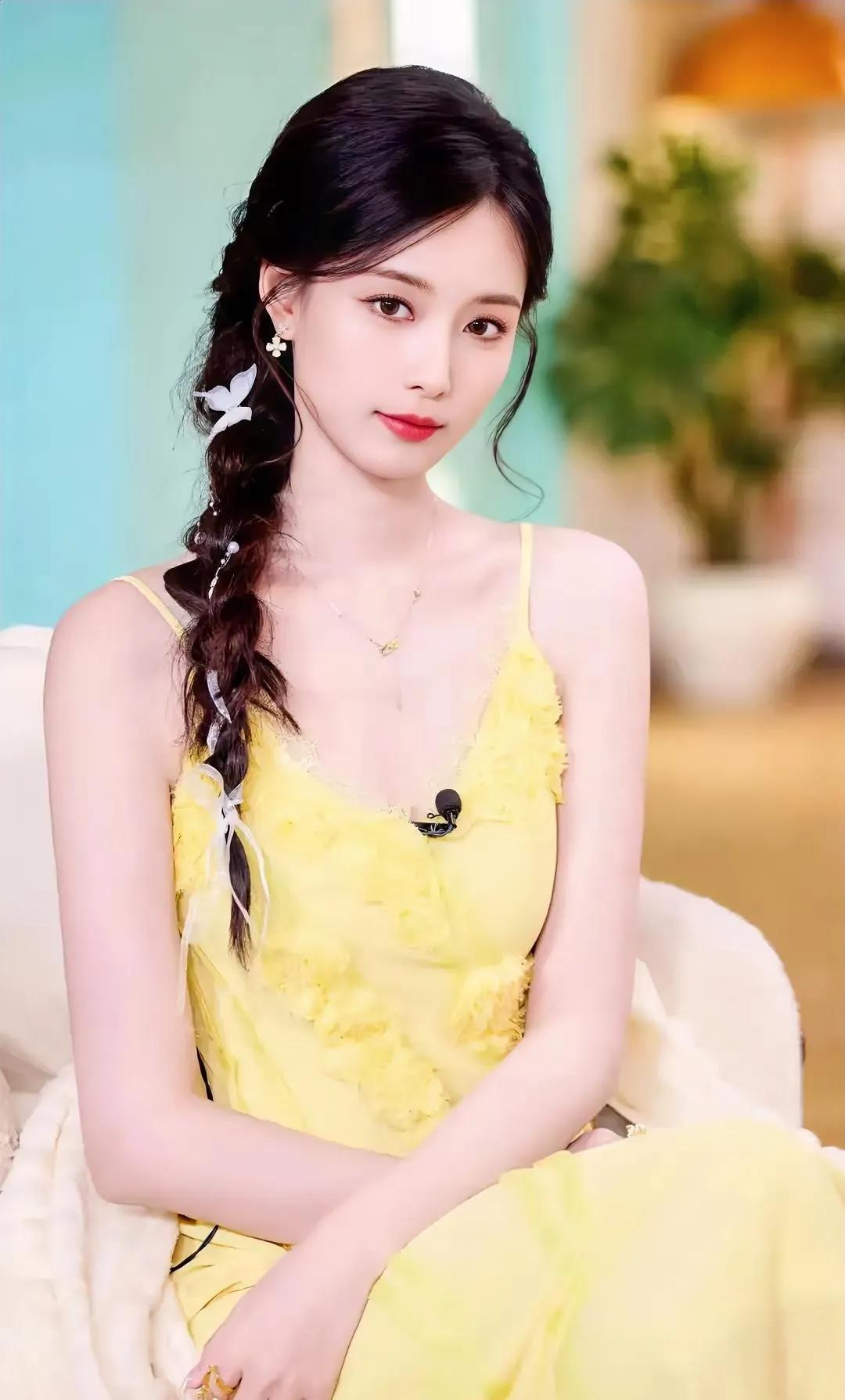 徐艺洋哭了，
她不是伤心黄子韬没给她买包，
也不是伤心最近直播数据不好，而是因为
