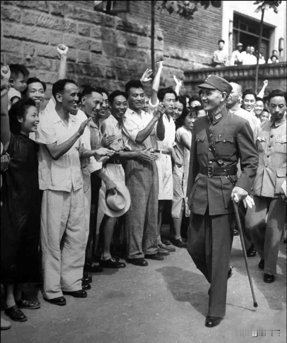 1945年9月3日，重庆，日本投降后半月后，蒋拄着手杖和重庆市民一起庆祝抗战胜利