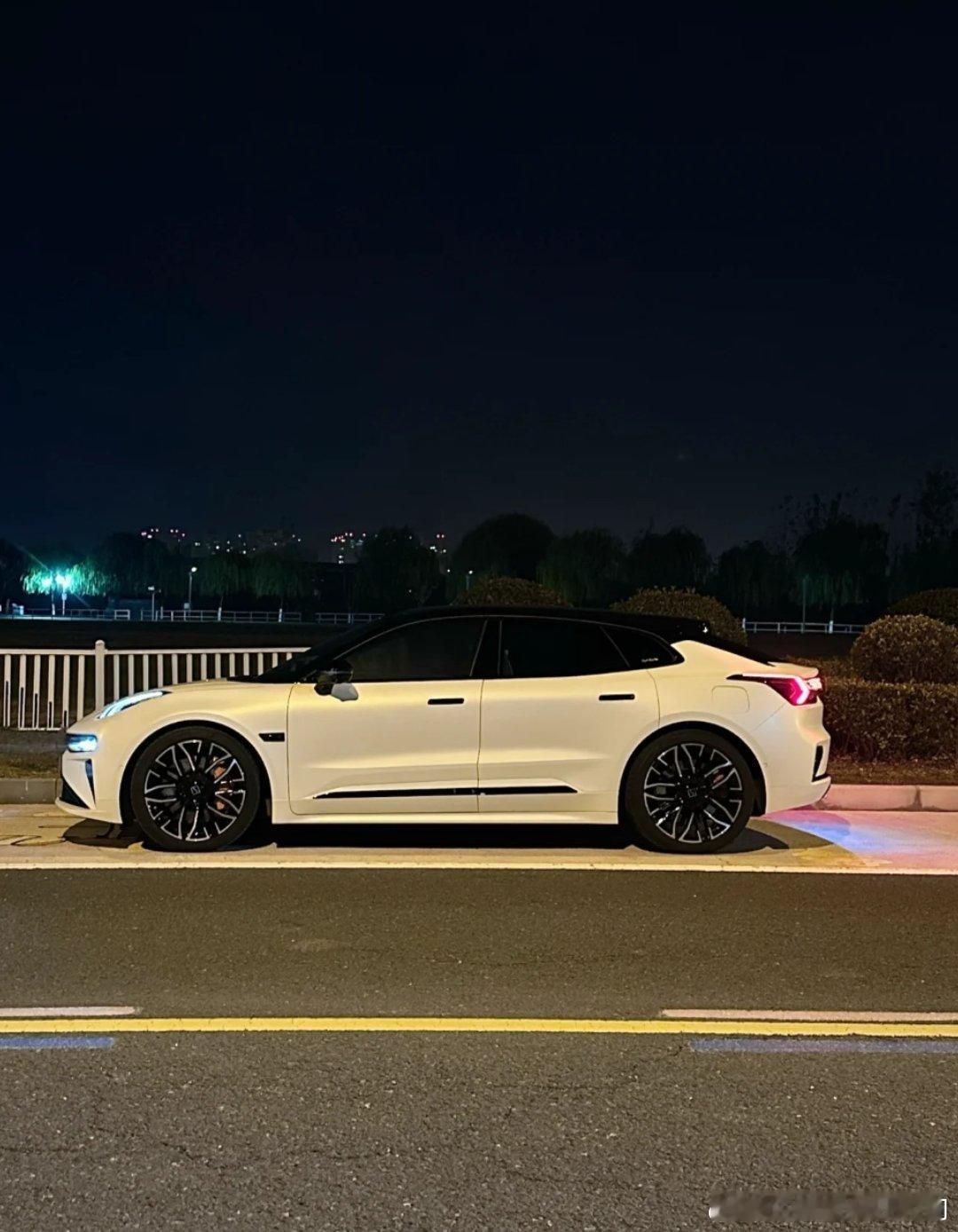 一个经常跨城出差的顾问，极氪真的就我大命成了我的移动办公室。第二排零重力座椅开启