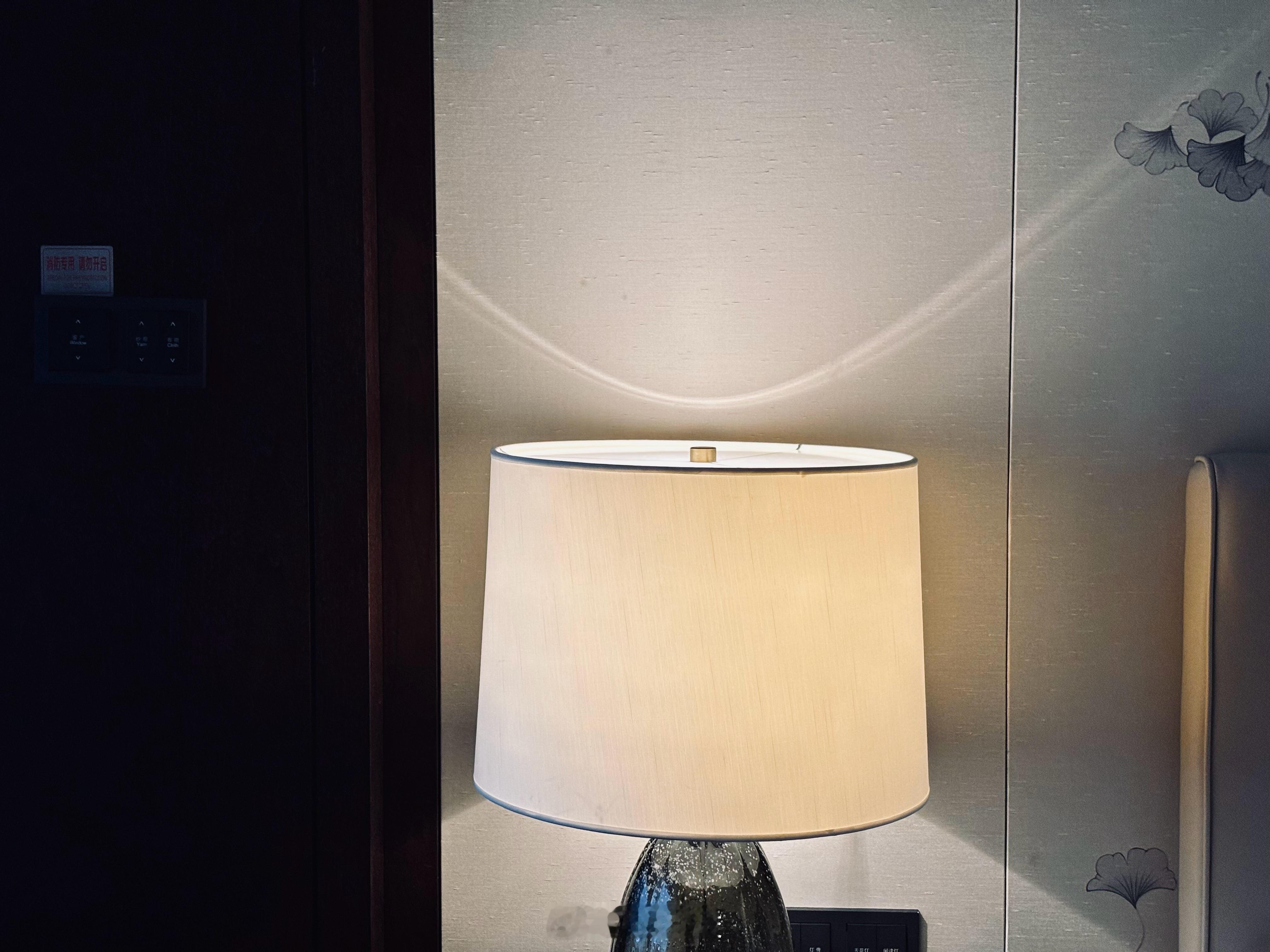 五菱这次定了一个非常诧寂风的酒店，还有《红楼梦》、《黄帝内经》、《周易全书》，明