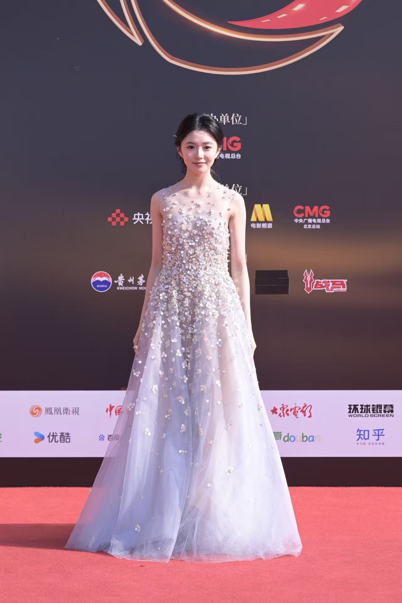 刘浩存渐变纱裙刘浩存cmg红毯造型刘浩存身着渐变纱裙亮相CMG电影盛典红毯，灵动