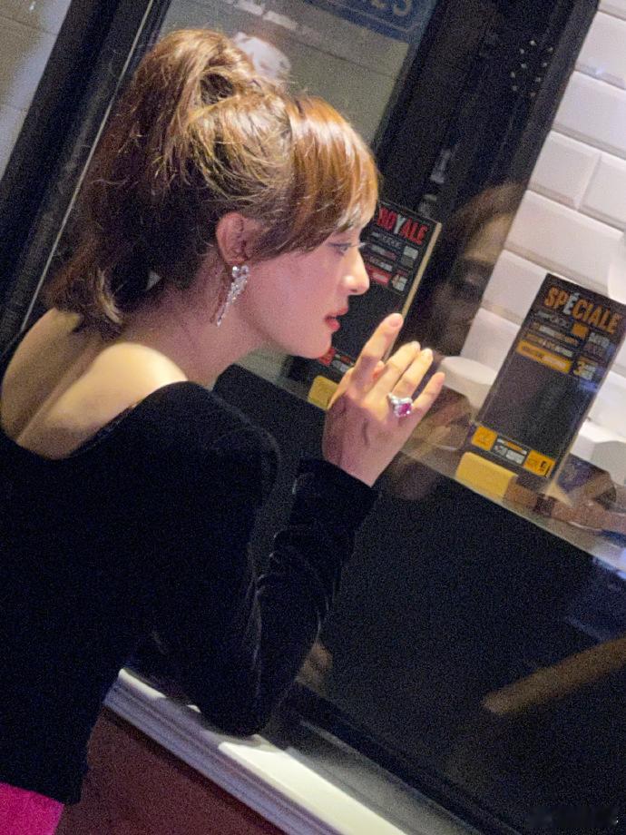 孙俪状态满40减20  高马尾的造型真的是一下子感受到了青春少女的魅力，W盛典红