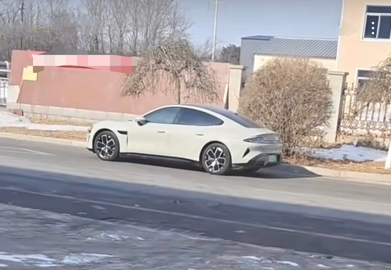 2026年了，新能源车在充完电，无碰撞的前提下，动力电池热失控自燃的概率极低，整