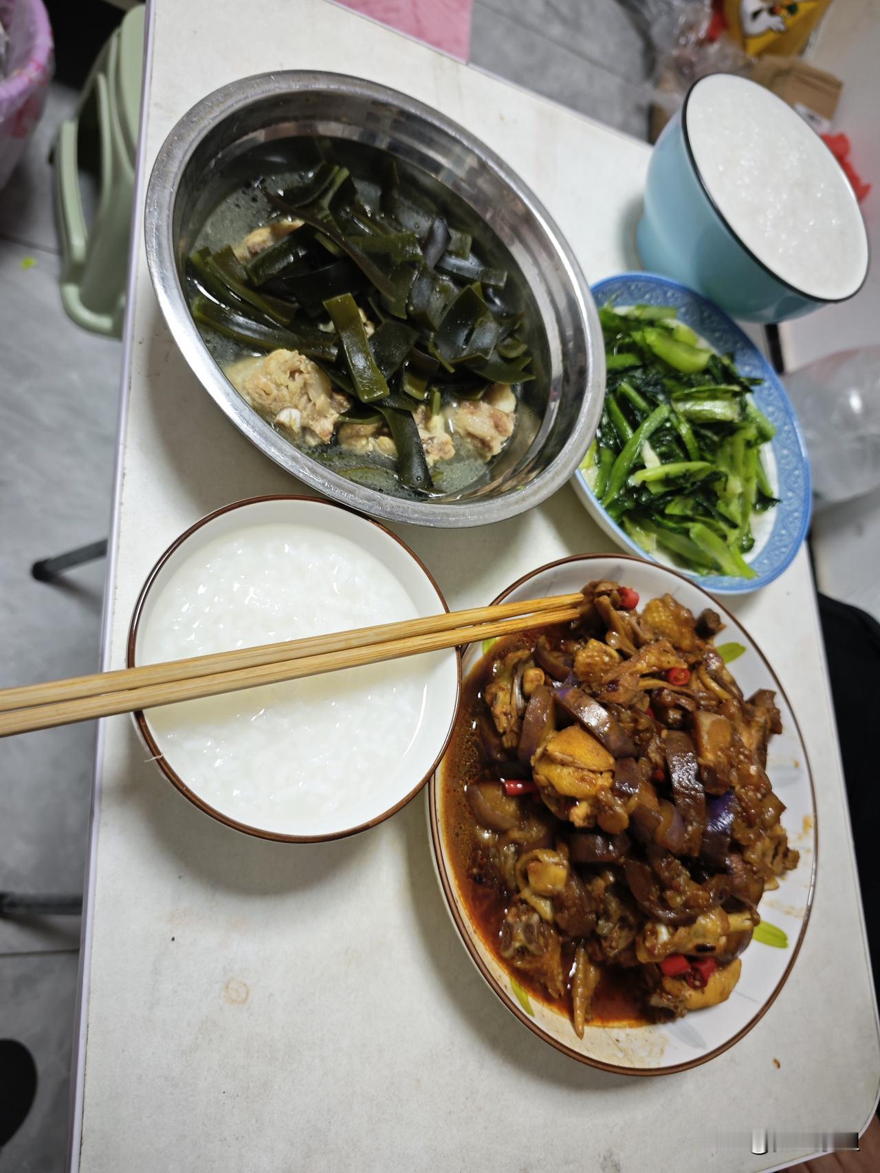 儿子晚上都不吃饭也很烦人，他除了吃饺子其他的不吃，就是很烦人呢，要么吃面条，也觉