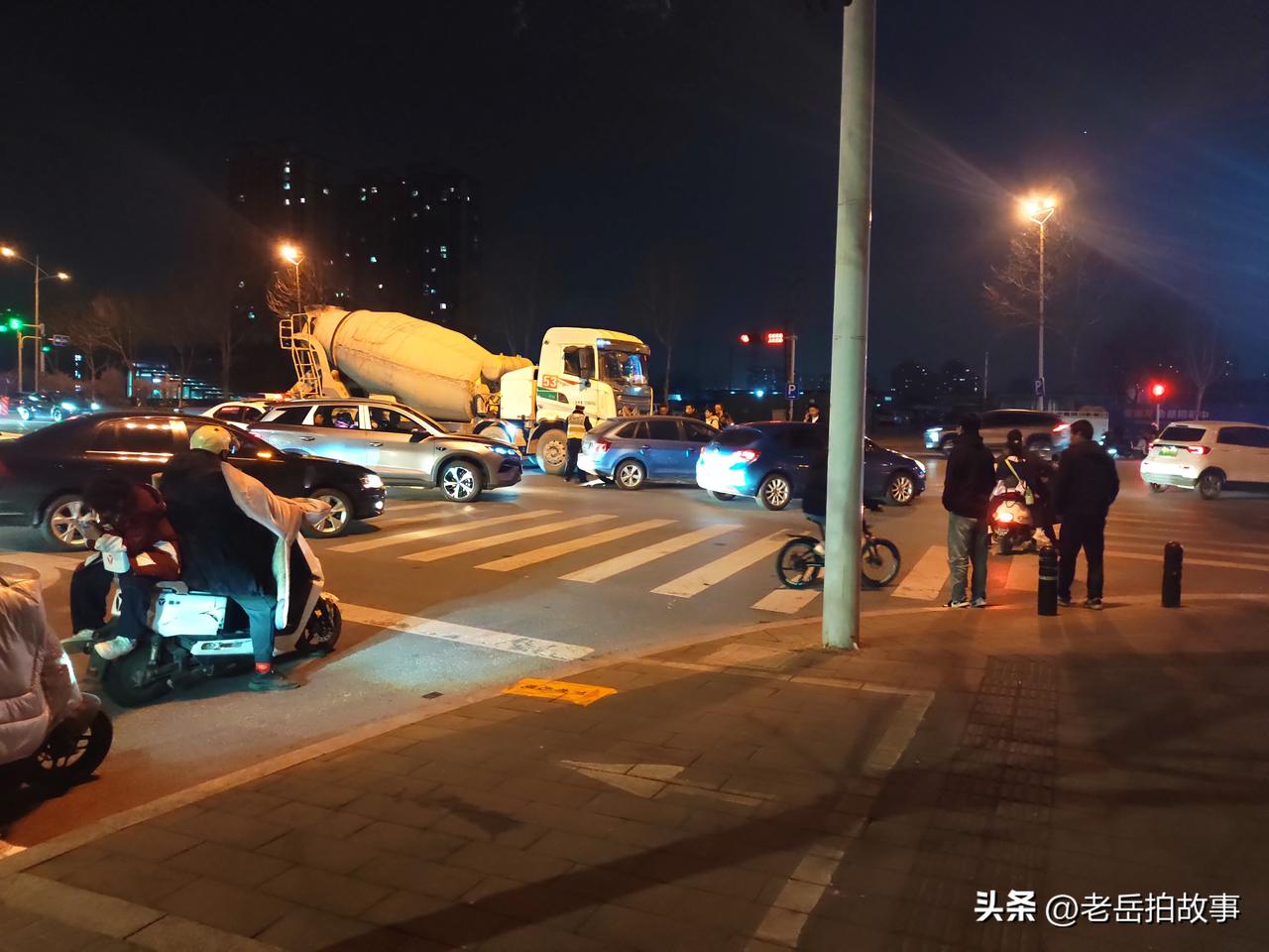 路上那些事儿:昨天晚上七点多，下楼去四处溜达，由于正值高峰期，看到路上车多人多，