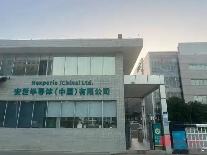 荷兰不仅不思悔改，昨天（10 月 31 日）安世半导体宣布向东莞母工厂停止供货，