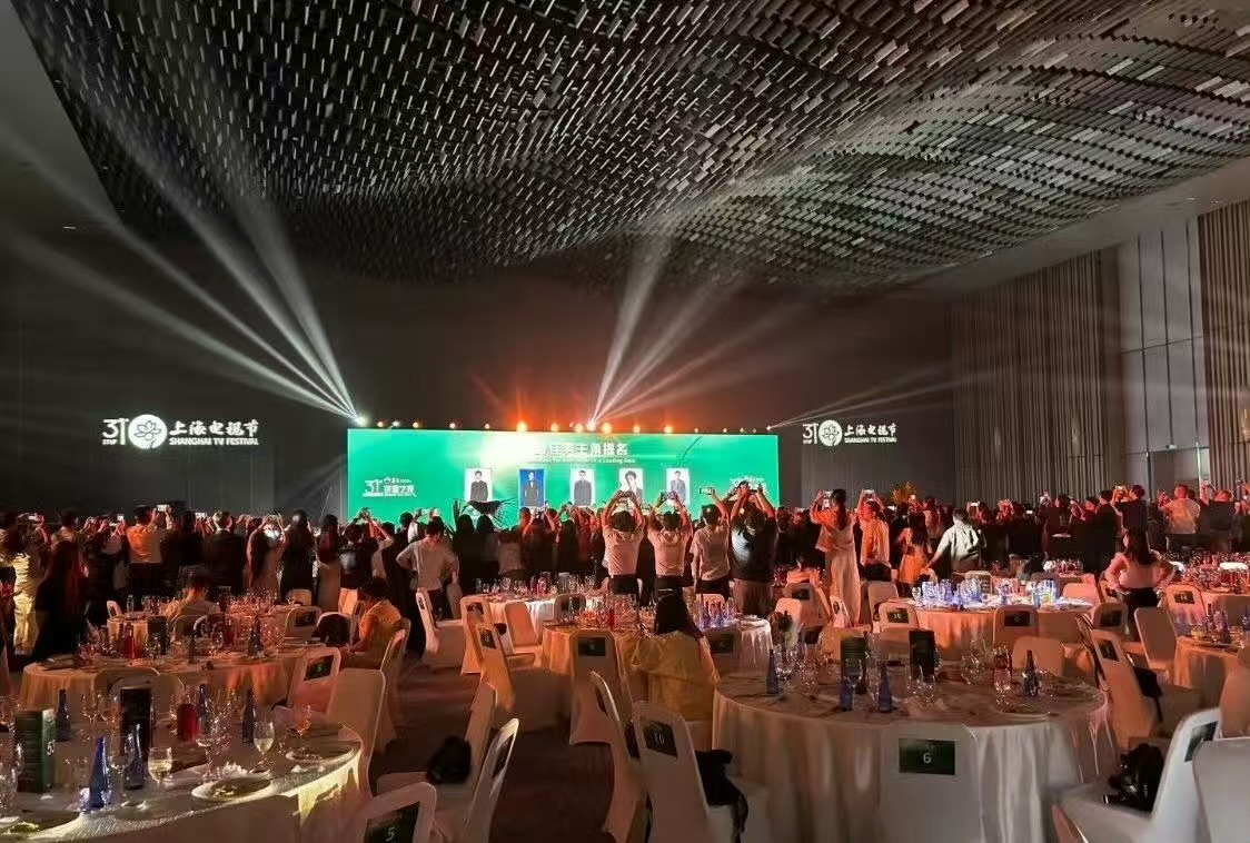 笑不活啦哈哈哈哈哈全体起立～都在拍肖战