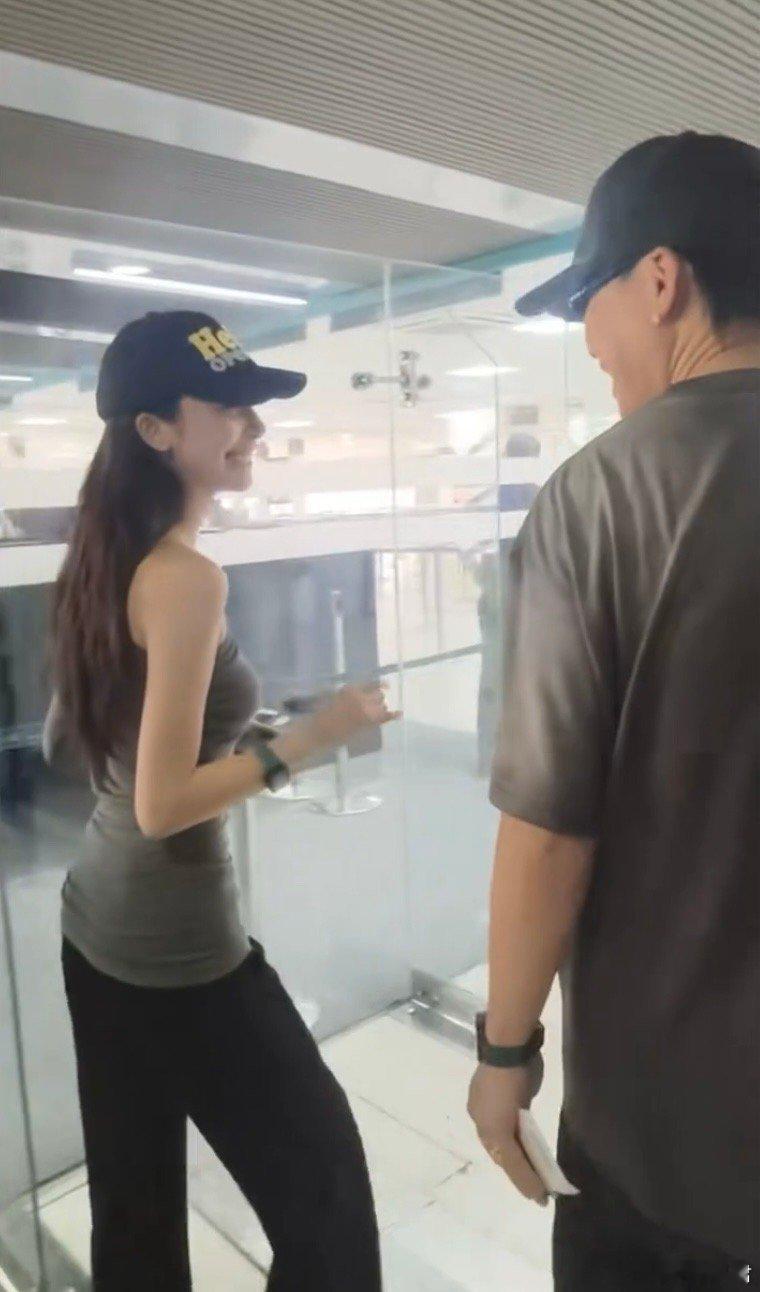 易梦玲刚曝光恋情就遇信任危机？易梦玲胡彦斌因为海边照片让恋情曝光很快上了好几条热