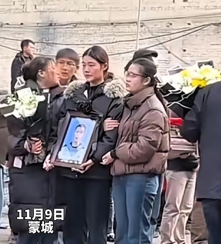 来自安徽蒙城的他，去时胸前带花
怀揣着对军营的热爱奔赴岗位
归时国旗覆体
用生命