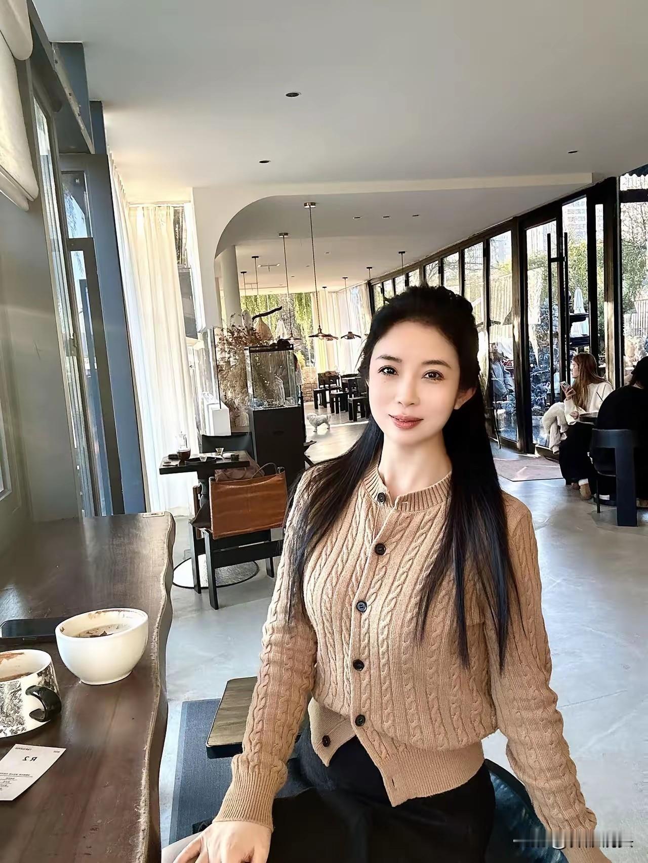 阳光洒进咖啡馆，温暖的一天从这里开始。🌞☕️📸