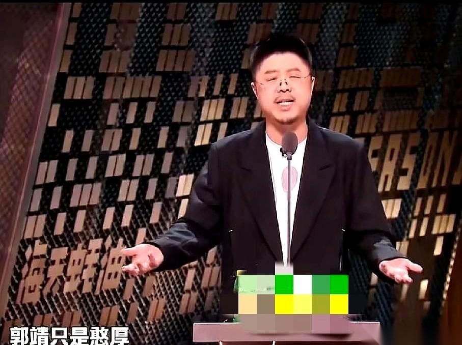 “我怀疑郭靖下一秒就要使出动感光波。”
呼兰这句话一出来，镜头切给张纪中，那脸上