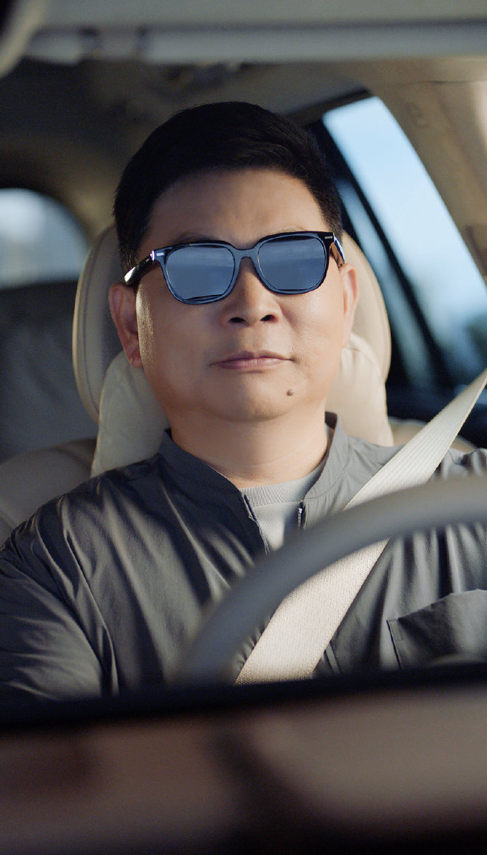 余承东猛批团队设计不高级现在的华为和鸿蒙智行，无论是工业设计还是品牌势头，在很多