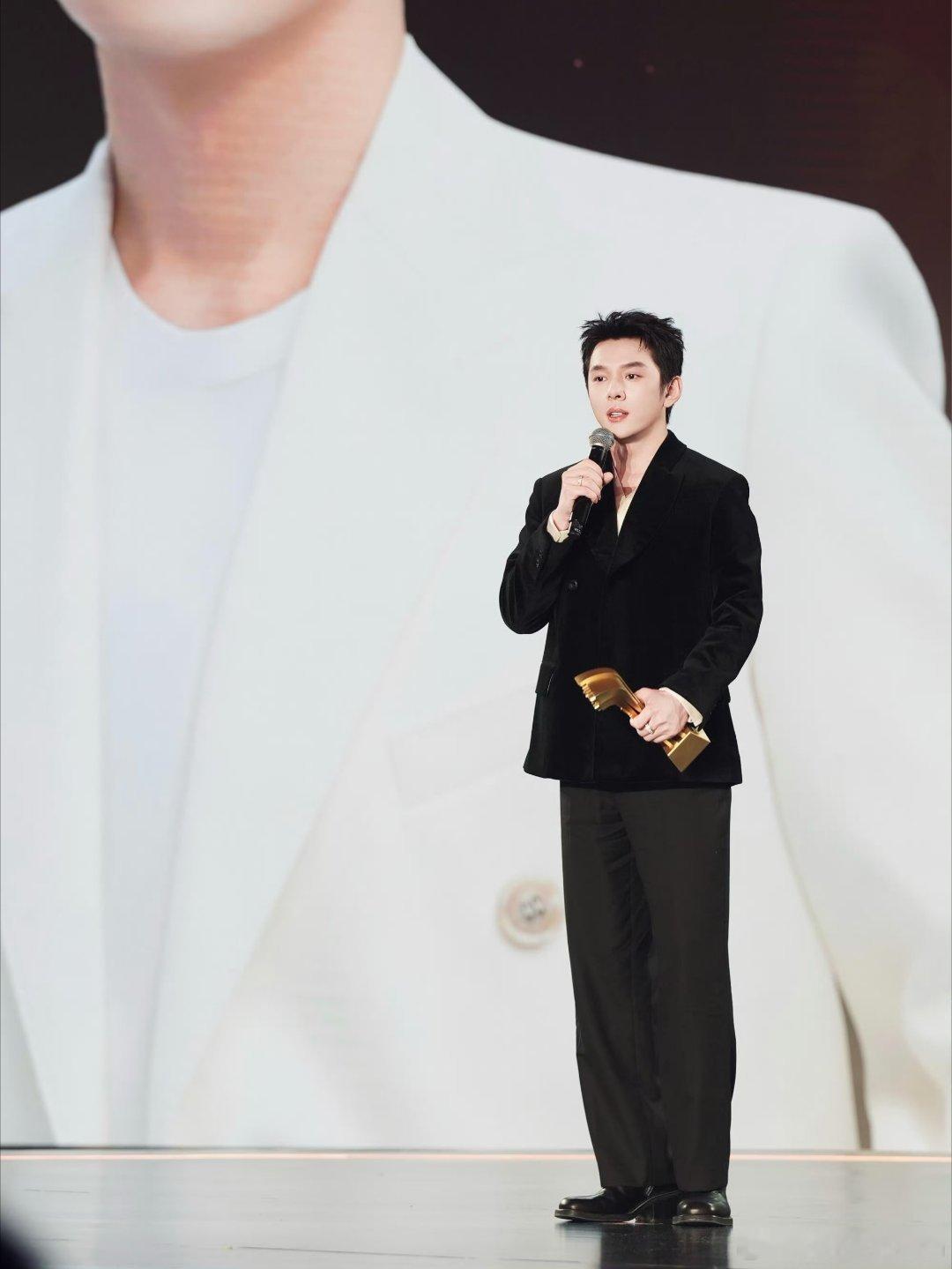 李佳琦回应缺席两个月直播 李佳琦除了直播，还尝试了很多新事情，缺席直播是去拍合伙