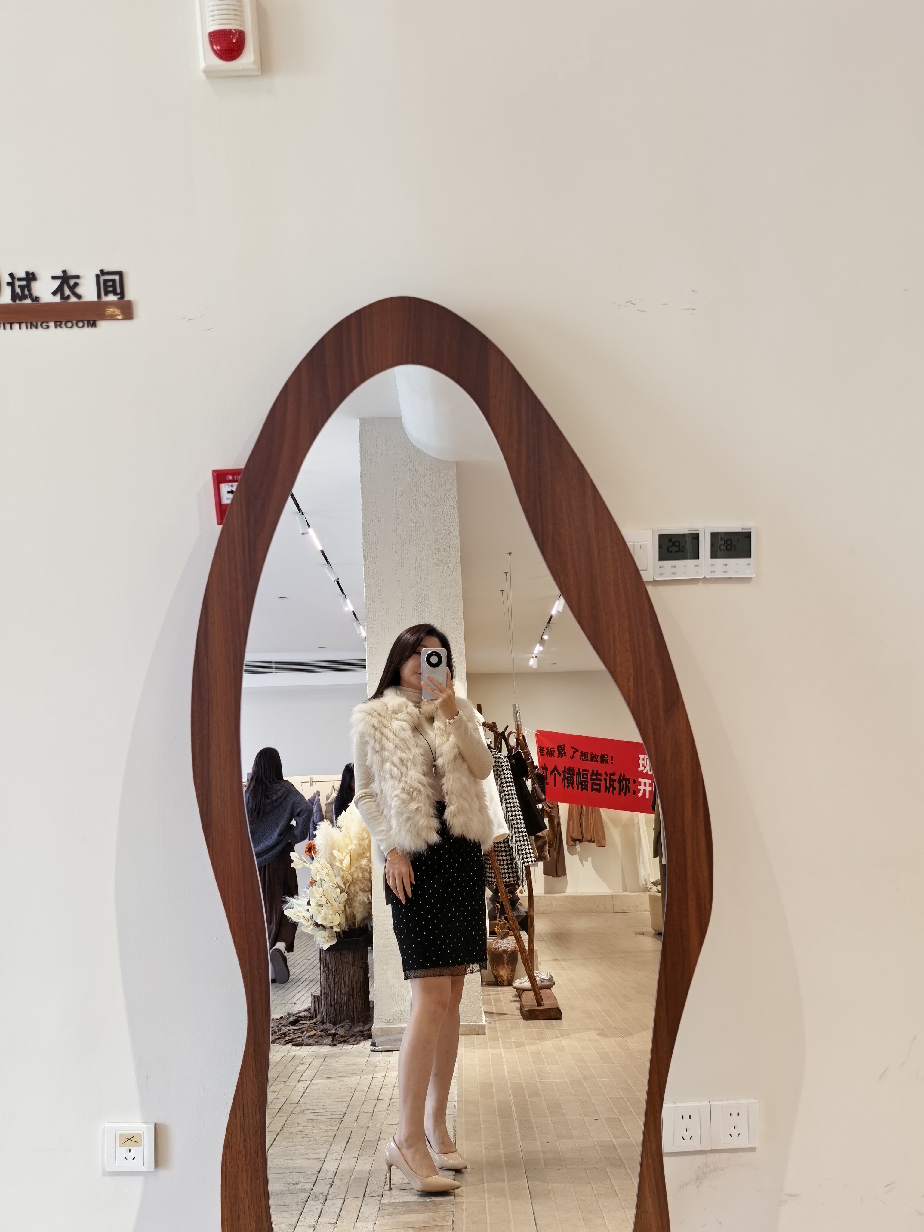 今天让你们帮我挑衣服最后我买了这一身你们看行吗？小怡说车