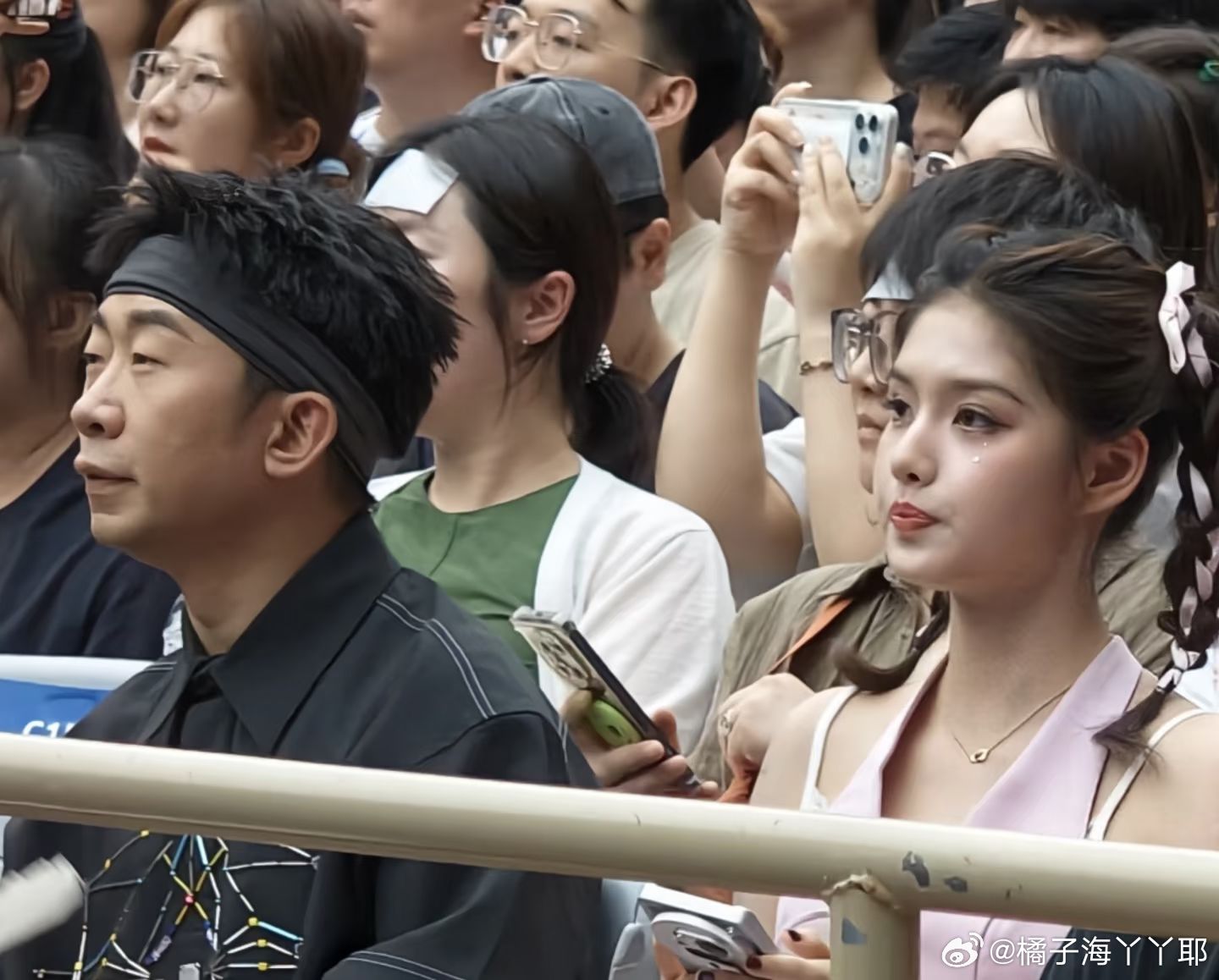 周杰伦演唱会偶遇艾米艾米去了周杰伦演唱会周杰伦演唱会周边遭哄抢警方介入艾米现场抓