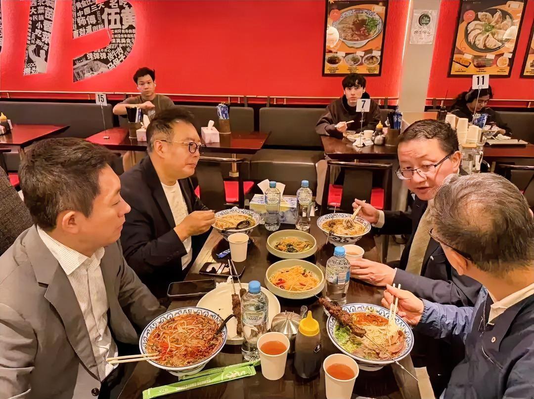在澳大利亚吃一碗中国兰州牛肉面，那得多爽？9月23日，中国驻澳大利亚大使刘劲松在