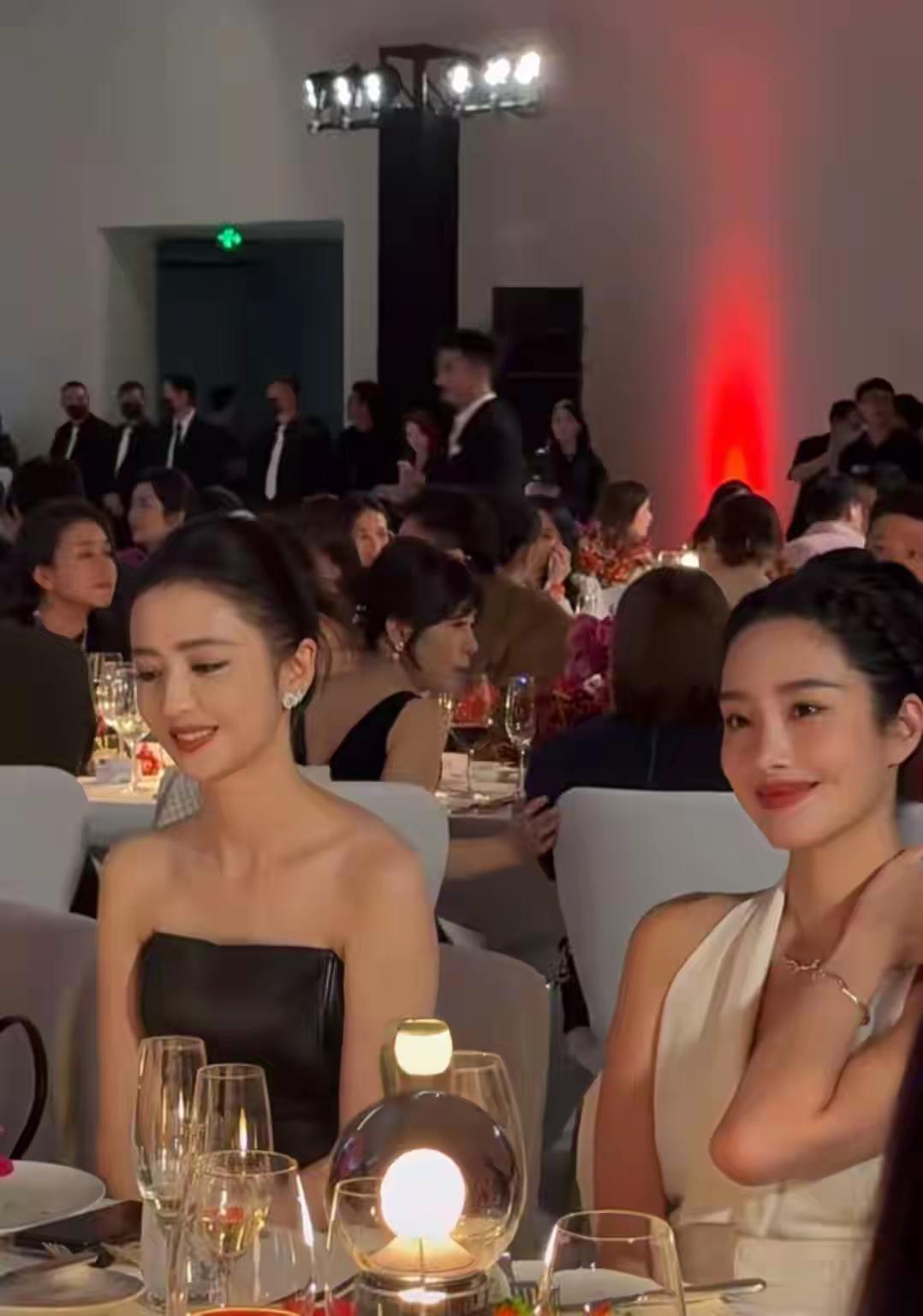 佟丽娅和杨采钰参加晚会，这气质太好了