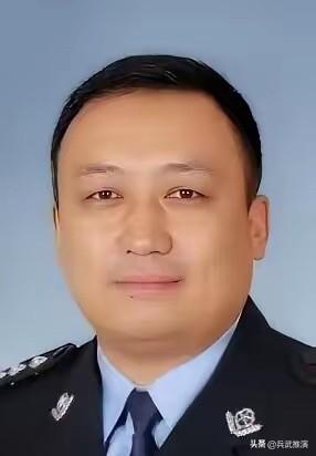 离谱到家了！拿着铁饭碗、手握大权，放着安稳日子不过，非要乱伸手，这下好了，直接把