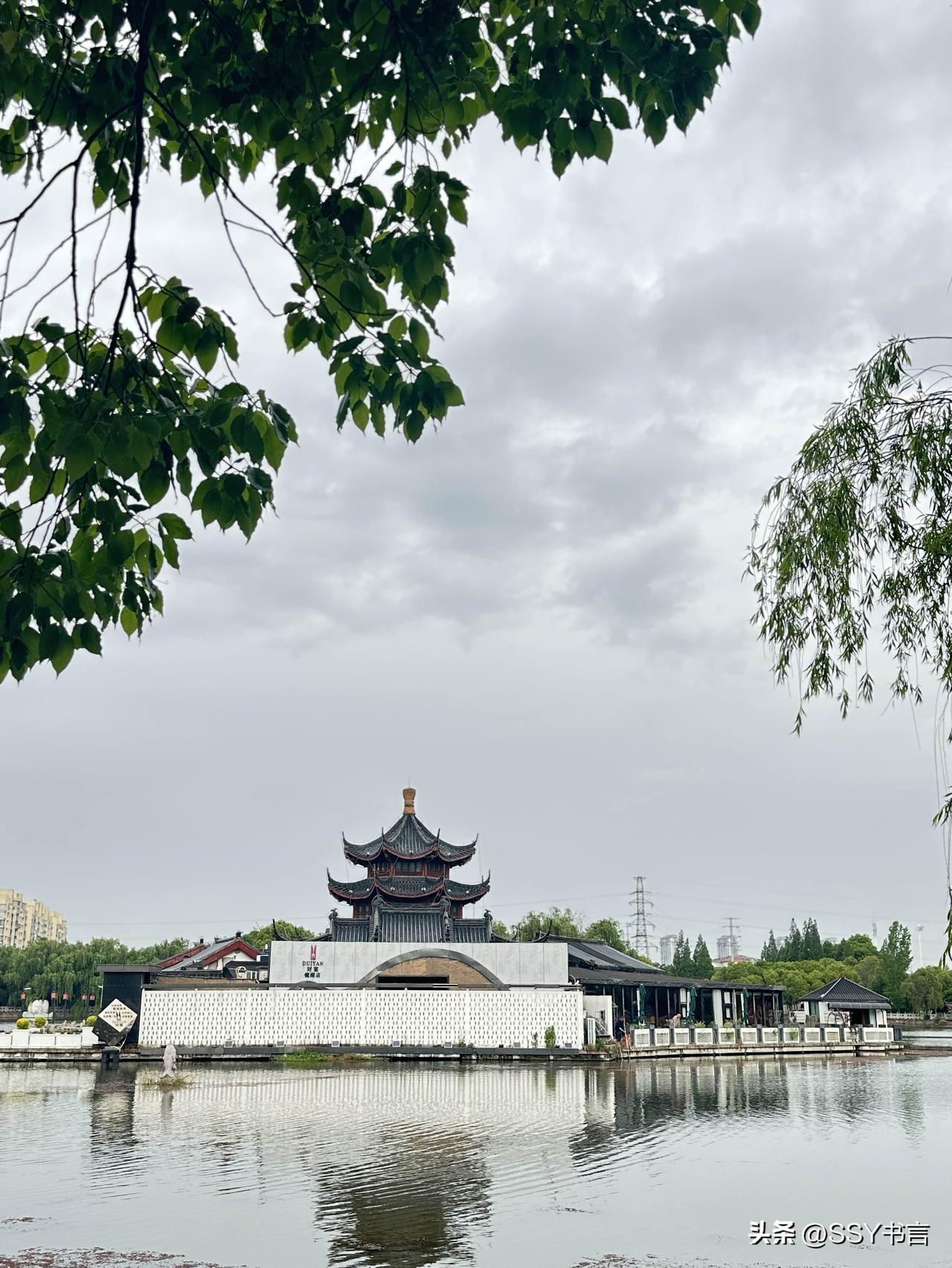静谧湖畔，古风亭台倒映水中，云卷云舒，心旷神怡。
