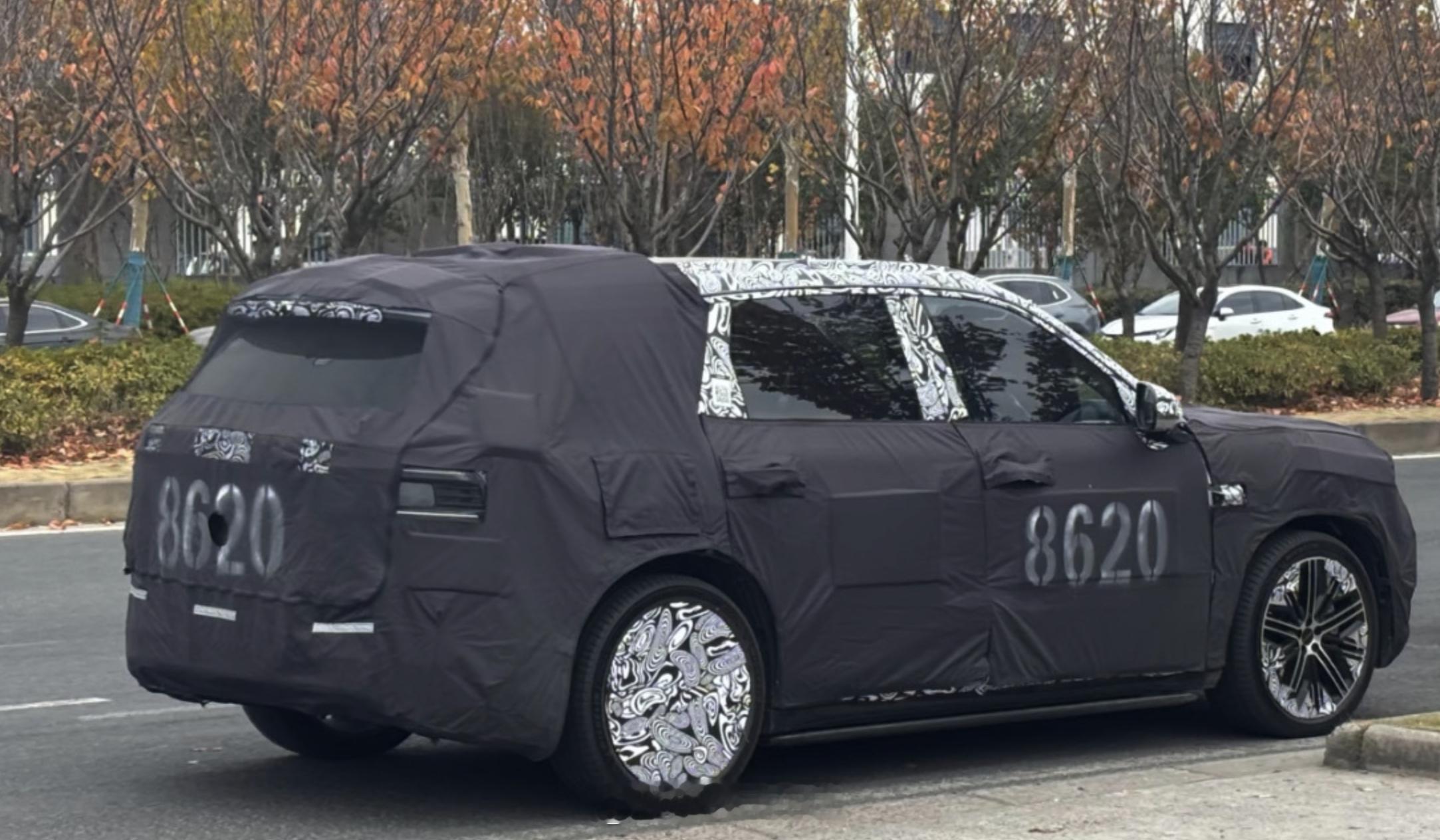 极氪 8X 新谍照。既然 9X 已经卖这么好了，那同款浩瀚电混架构、三电机、6C